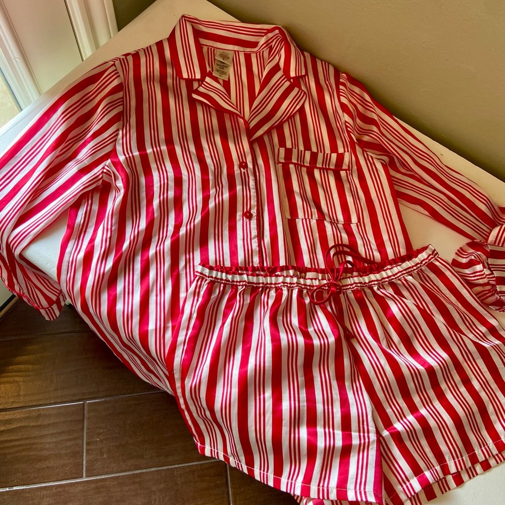 Candy Cane-striped Women’s Pajamas